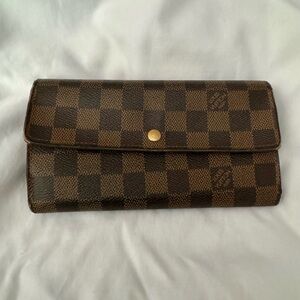 ✨Authentic LV Damier Sarah Wallet Ebene✨